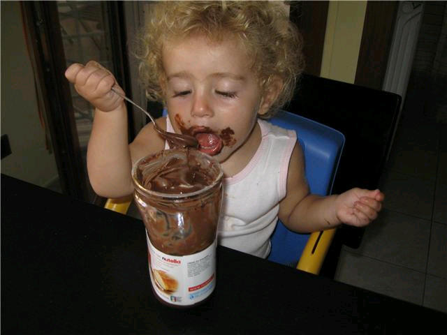 Bambina mangia Nutella, scena candida